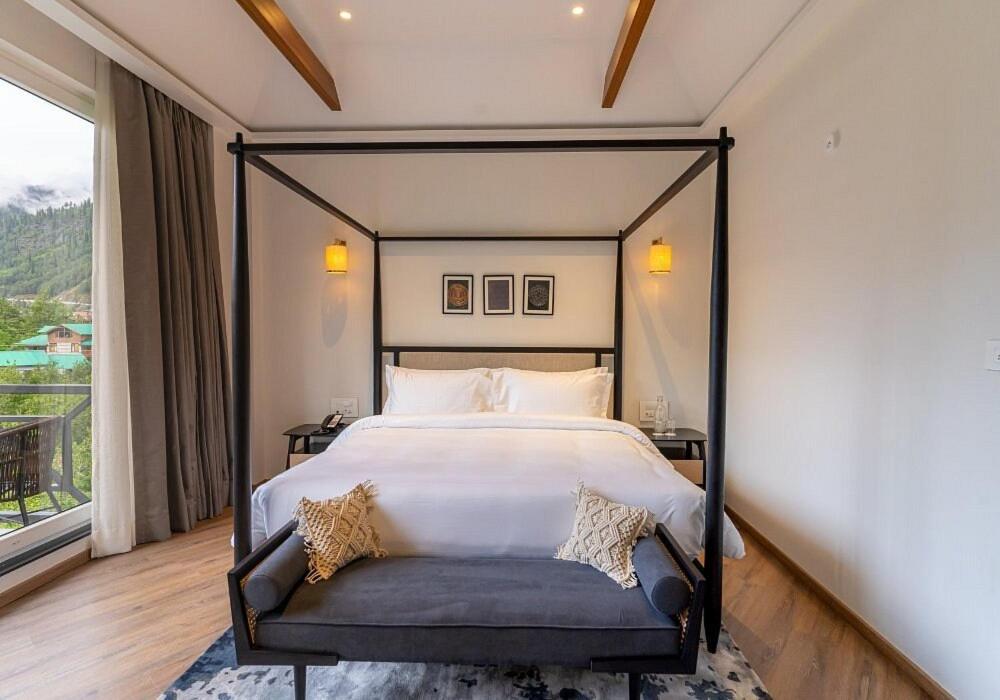 Postel nebo postele na pokoji v ubytování Nivasana Manali - A Luxury Boutique Hotel