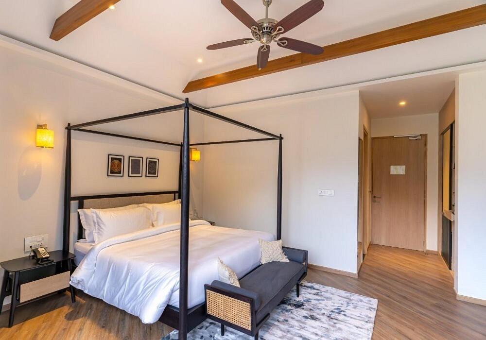 Postel nebo postele na pokoji v ubytování Nivasana Manali - A Luxury Boutique Hotel