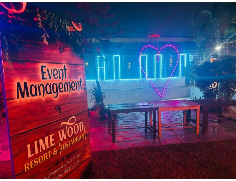 un cartello per la gestione di eventi e un tavolo di fronte a una casa di Limewood Resort & Restaurant, Kushinagar a Kushinagar