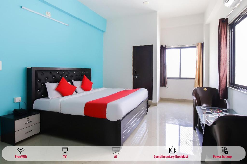 - une chambre avec un grand lit et des oreillers rouges dans l'établissement OYO Flagship 49907 Hotel Udaipur Valley, à Udaipur