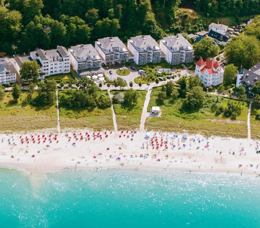 eine Luftansicht auf einen Strand mit einer Gruppe von Personen in der Unterkunft Grand Hotel Binz in Binz