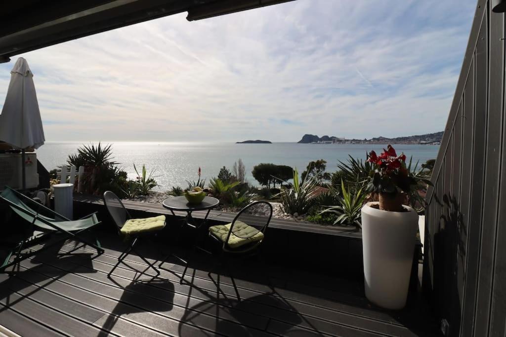 un balcon avec vue sur l'océan dans l'établissement Appartement la ciotat vue mer, à La Ciotat