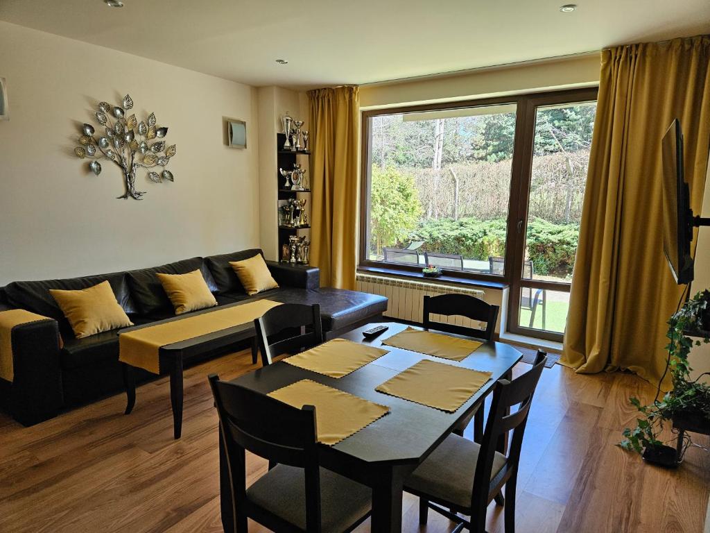 バンスコにあるTerra Complex-D4-Balkan private apartment - Golf & Skiingのリビングルーム(ソファ、テーブル付)