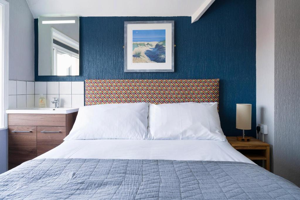 Кровать или кровати в номере Sandcliff Guest House