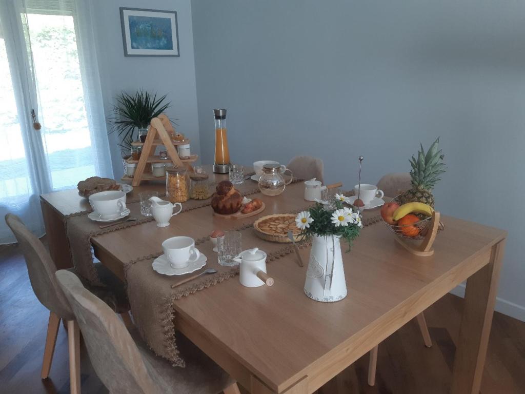 une table en bois avec de la nourriture dessus dans l'établissement KERJEANNE, à Cailloux-sur-Fontaines