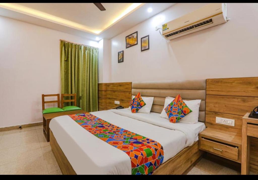 ein Schlafzimmer mit 2 Betten und einem Schreibtisch. in der Unterkunft Premium stay in Noida