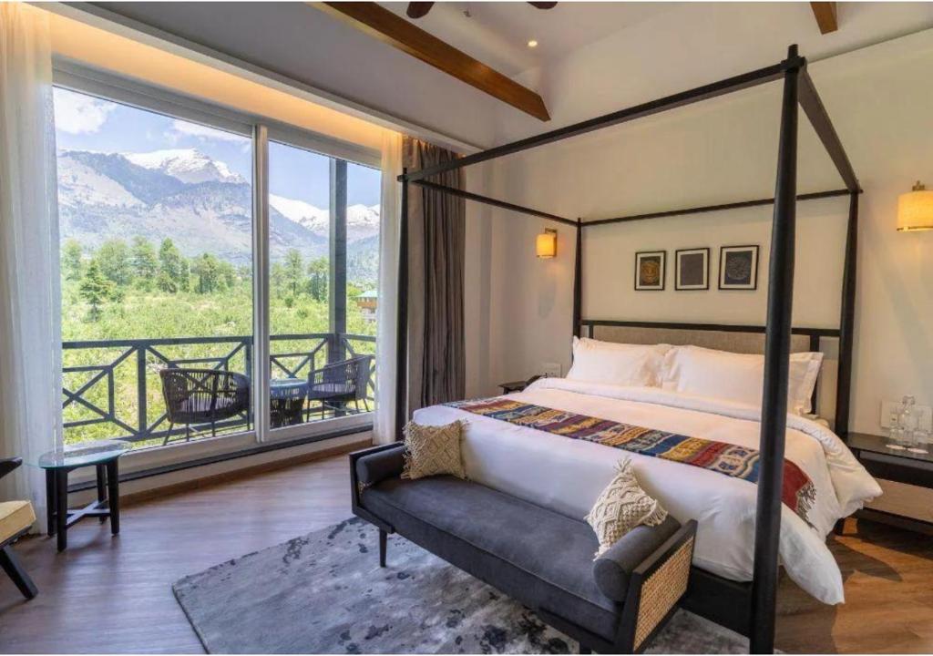 Postel nebo postele na pokoji v ubytování Nivasana Manali - A Luxury Boutique Hotel