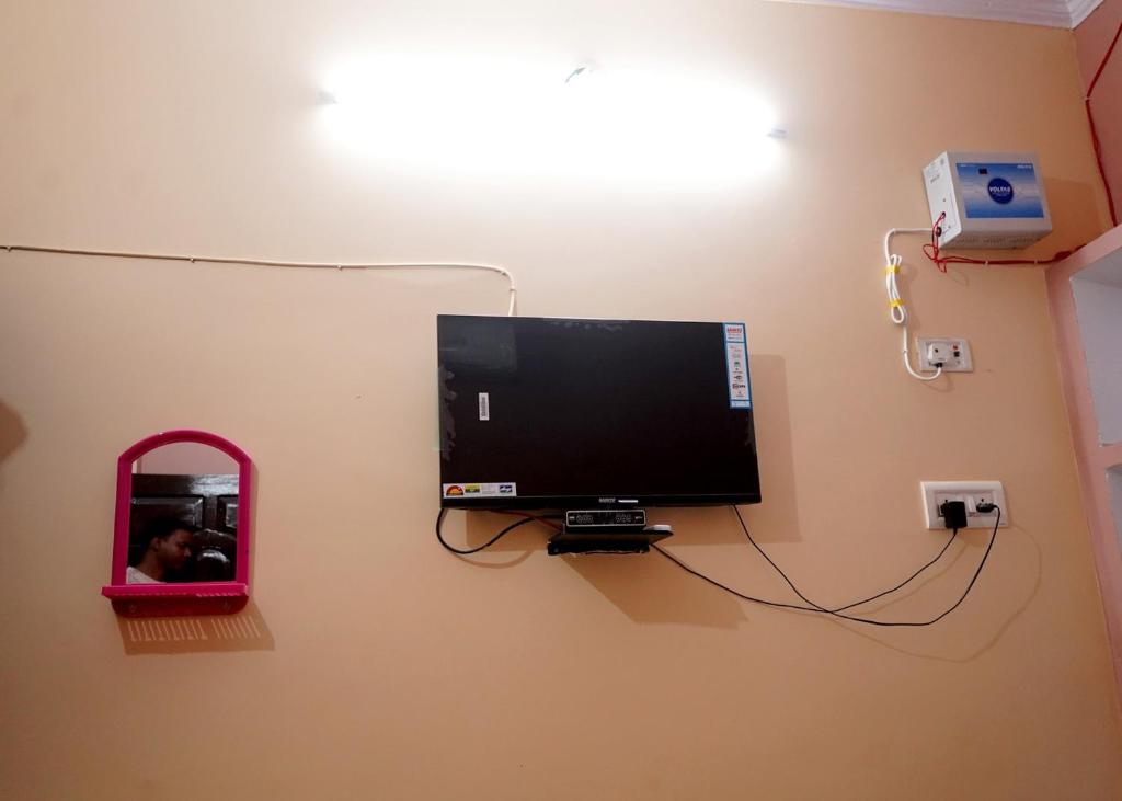 TV a/nebo společenská místnost v ubytování Malti Home stay 5 minute walking distance fromAyodhya DhamRailway Station