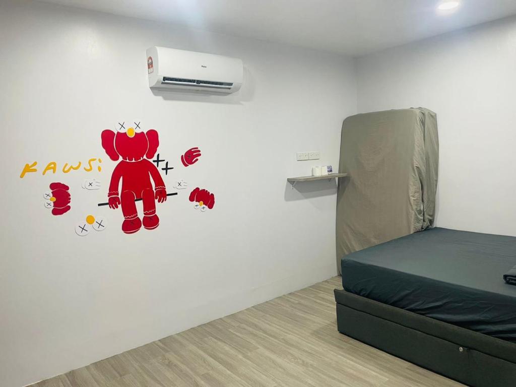 um quarto com um adesivo de ursinho de peluche na parede em 吉胆168民宿 168PulauKetam GuestHouse em Bagan Teochew