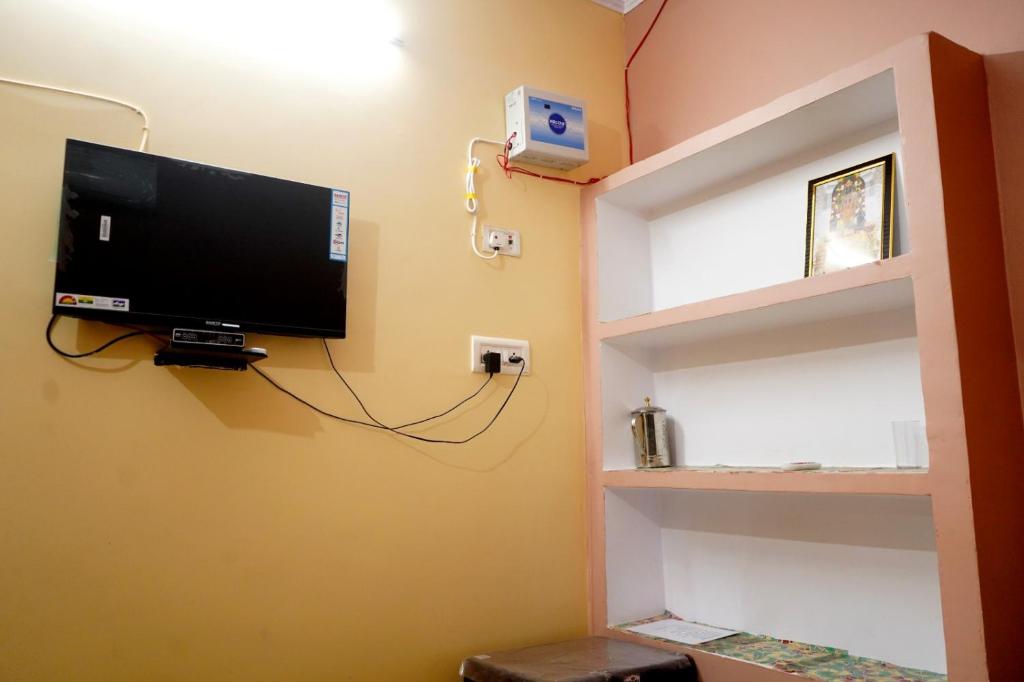 TV a/nebo společenská místnost v ubytování Malti Home stay 5 minute walking distance fromAyodhya DhamRailway Station