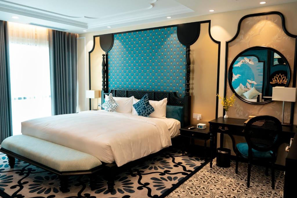 um quarto com uma cama grande e uma parede azul em TUI BLUE Tuy Hoa em Tuy Hoa