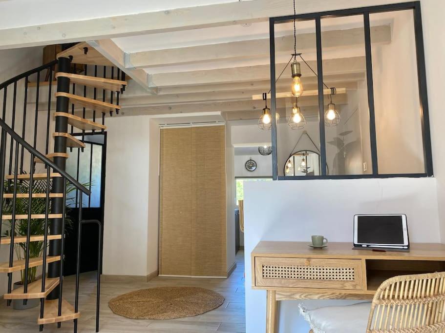 uma sala de estar com uma mesa e uma escada em Villa Maya - 4 Amellau - AVIGNON - CLIM - WIFI em Avignon