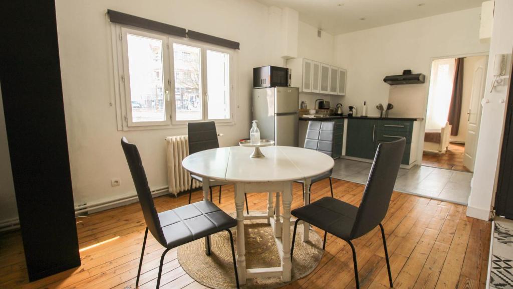 a kitchen and dining room with a table and chairs at Residence Pasteur Angouleme in Angoulême