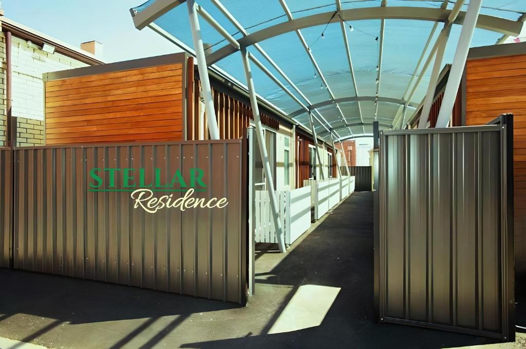 uma estação de comboios com um portão com as palavras resistência do metro em Stellar Residence #2 em Adelaide
