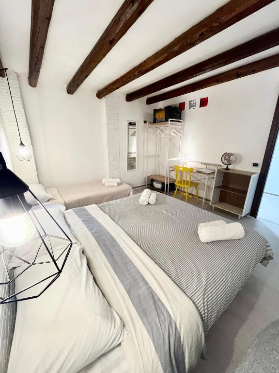 Łóżko lub łóżka w pokoju w obiekcie Casa Myrtos
