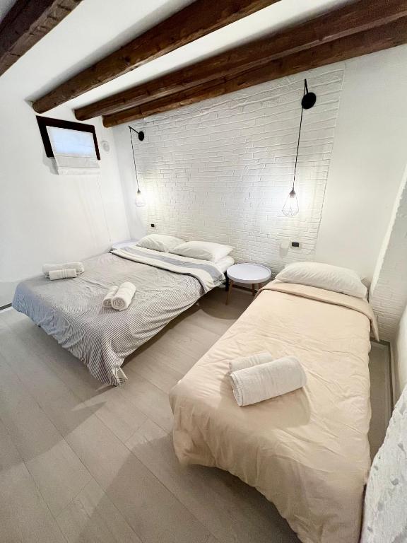 Łóżko lub łóżka w pokoju w obiekcie Casa Myrtos
