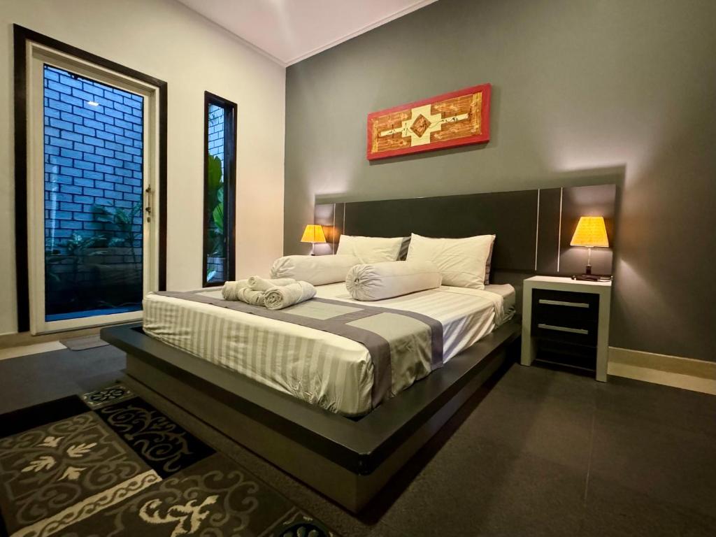 Villa Rumah Putih Abu Abu - 1