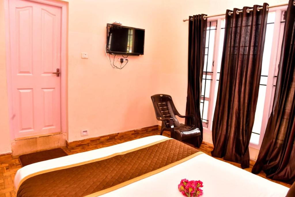 TV a/nebo společenská místnost v ubytování Phoenix View Stay Ooty