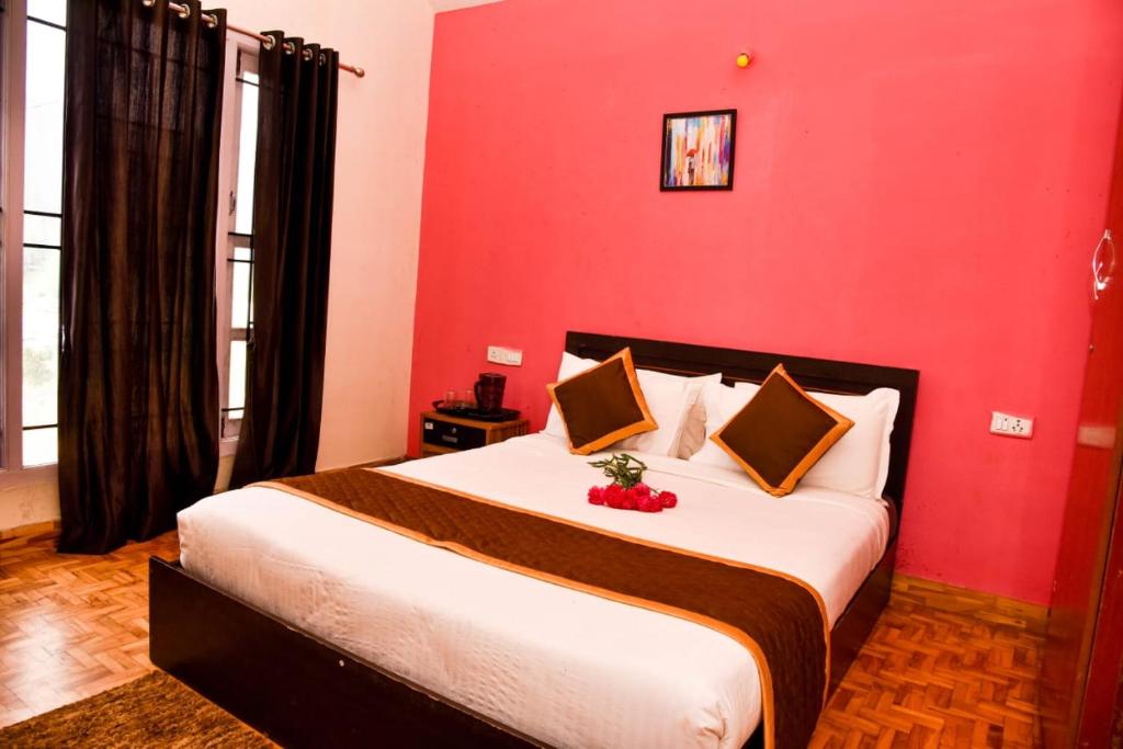 Postel nebo postele na pokoji v ubytování Phoenix View Stay Ooty