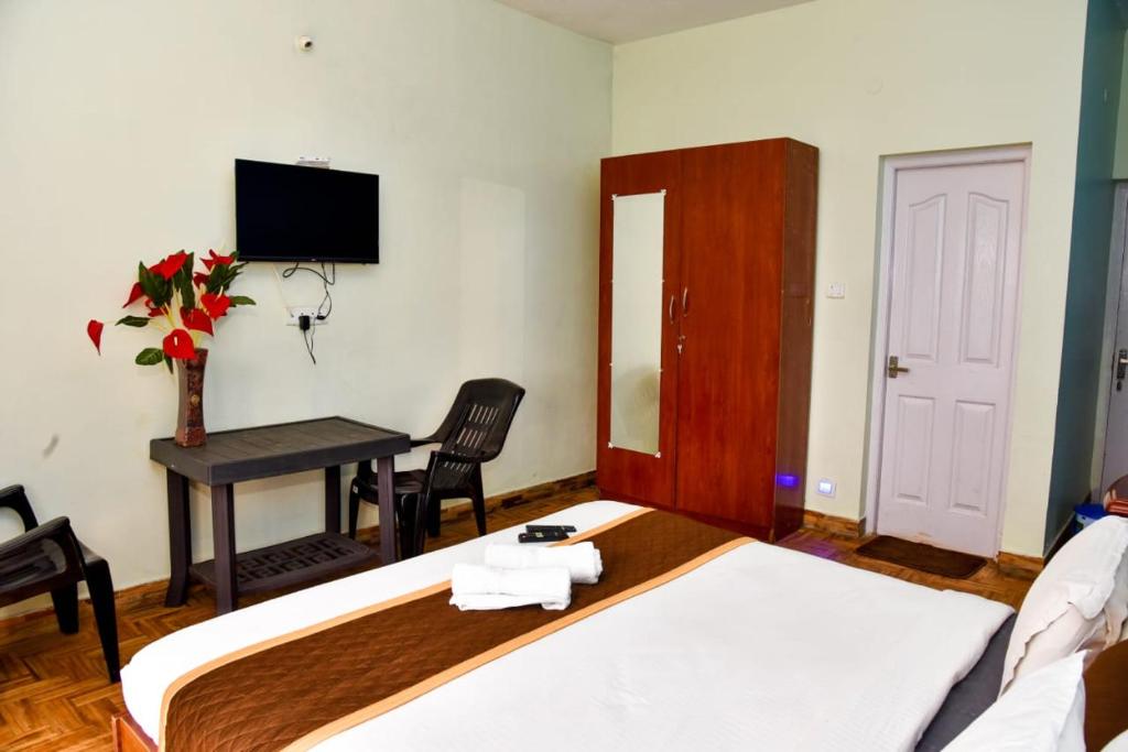 Postel nebo postele na pokoji v ubytování Phoenix View Stay Ooty