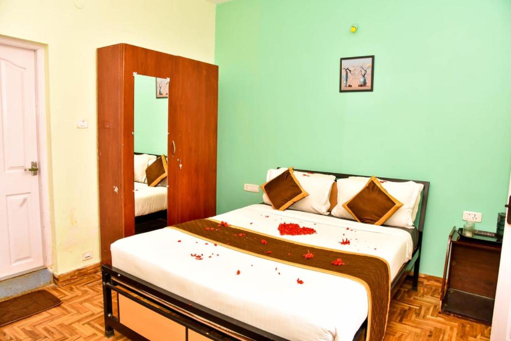 Postel nebo postele na pokoji v ubytování Phoenix View Stay Ooty