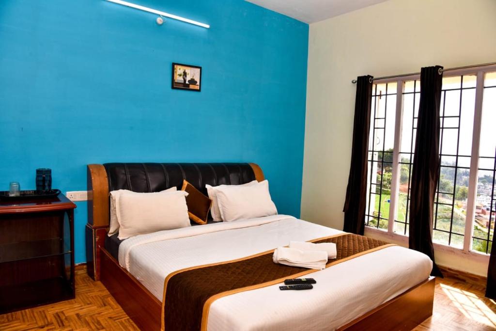Postel nebo postele na pokoji v ubytování Phoenix View Stay Ooty