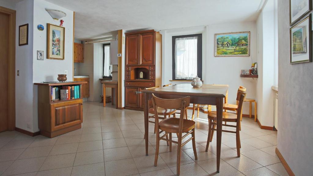 cocina y comedor con mesa y sillas en Italianway - Panoramic Dream House en San Fedele Intelvi