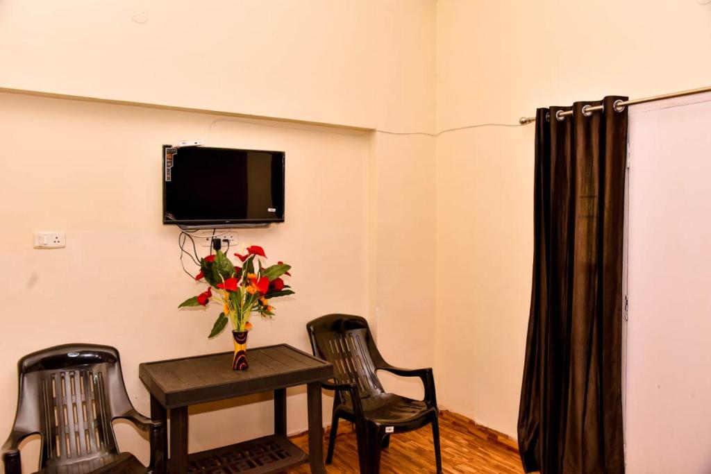 TV a/nebo společenská místnost v ubytování Phoenix View Stay Ooty