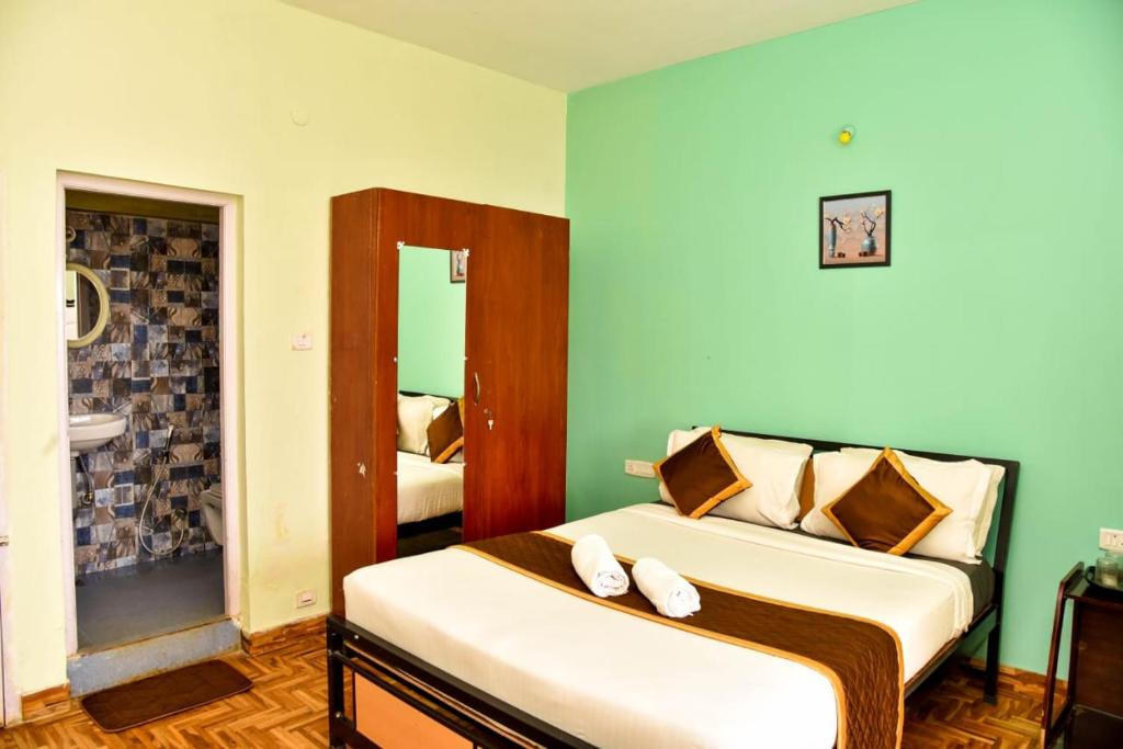 Postel nebo postele na pokoji v ubytování Phoenix View Stay Ooty