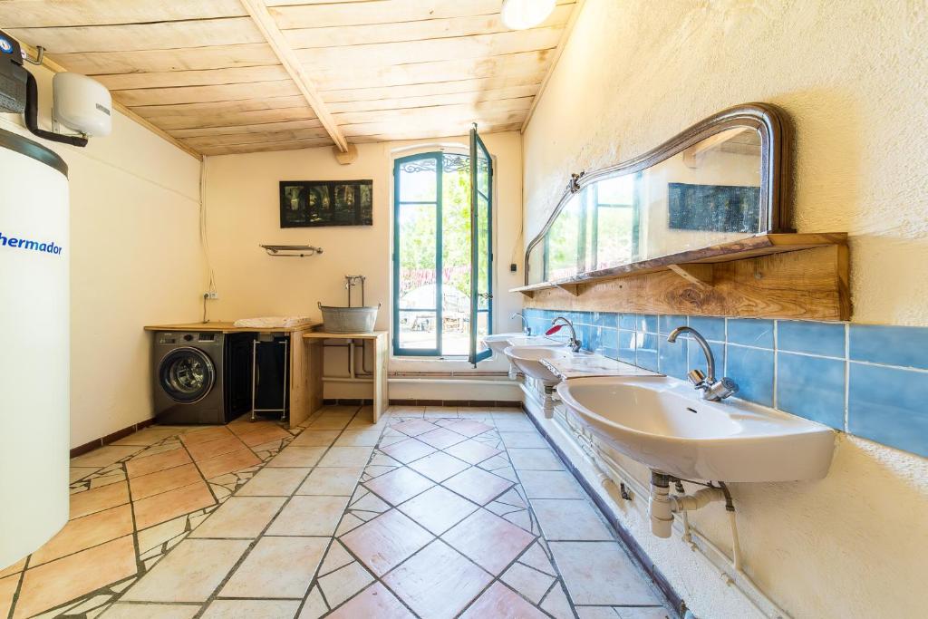 Koupelna v ubytování Le Travers Ajoux - Camping Gîte Évènement
