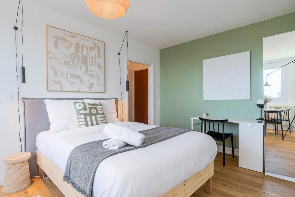 ein Schlafzimmer mit einem weißen Bett und einem Schreibtisch in der Unterkunft Lille Hellemmes - Nice studio with parking ! in Lille