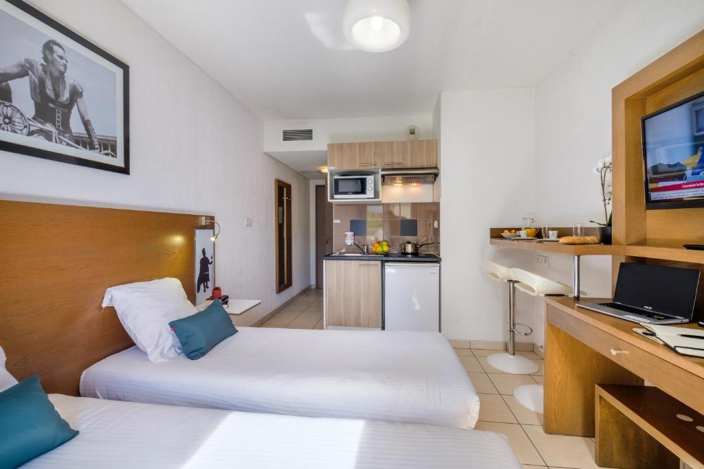Kuchyň nebo kuchyňský kout v ubytování Comfort Aparthotel Antibes Le Maestria