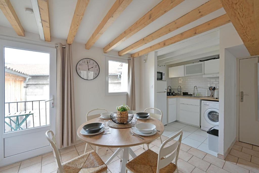 La TOUR DES TEINTURIERS - AC CLIM - WiFi - BALCON - One-Bedroom Apartment