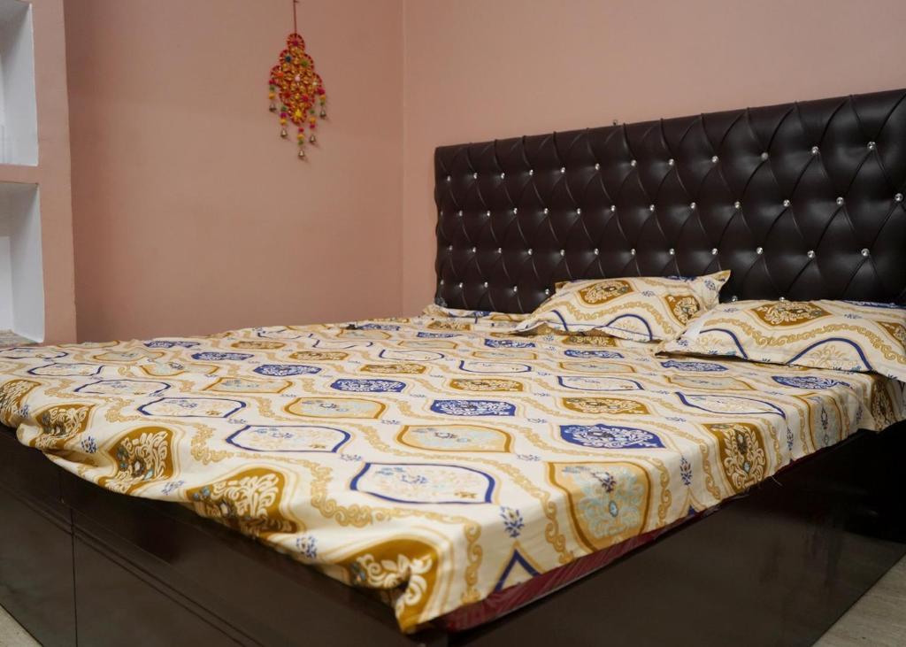 Postel nebo postele na pokoji v ubytování Malti Home stay 5 minute walking distance fromAyodhya DhamRailway Station