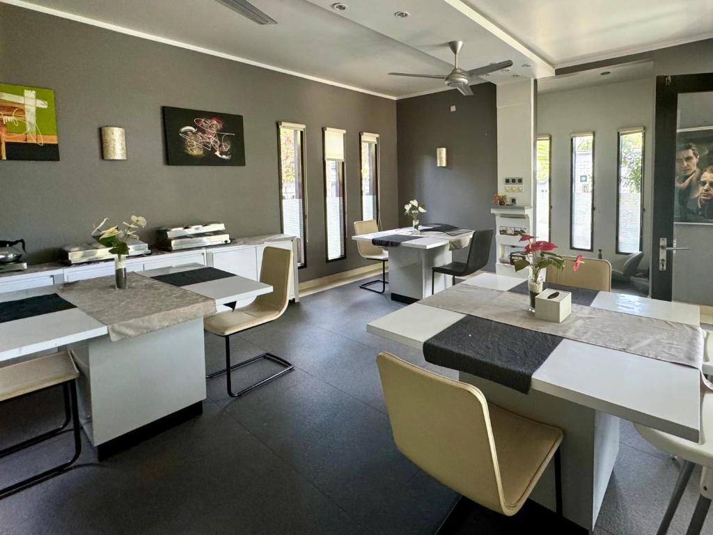 Villa Rumah Putih Abu Abu - 2