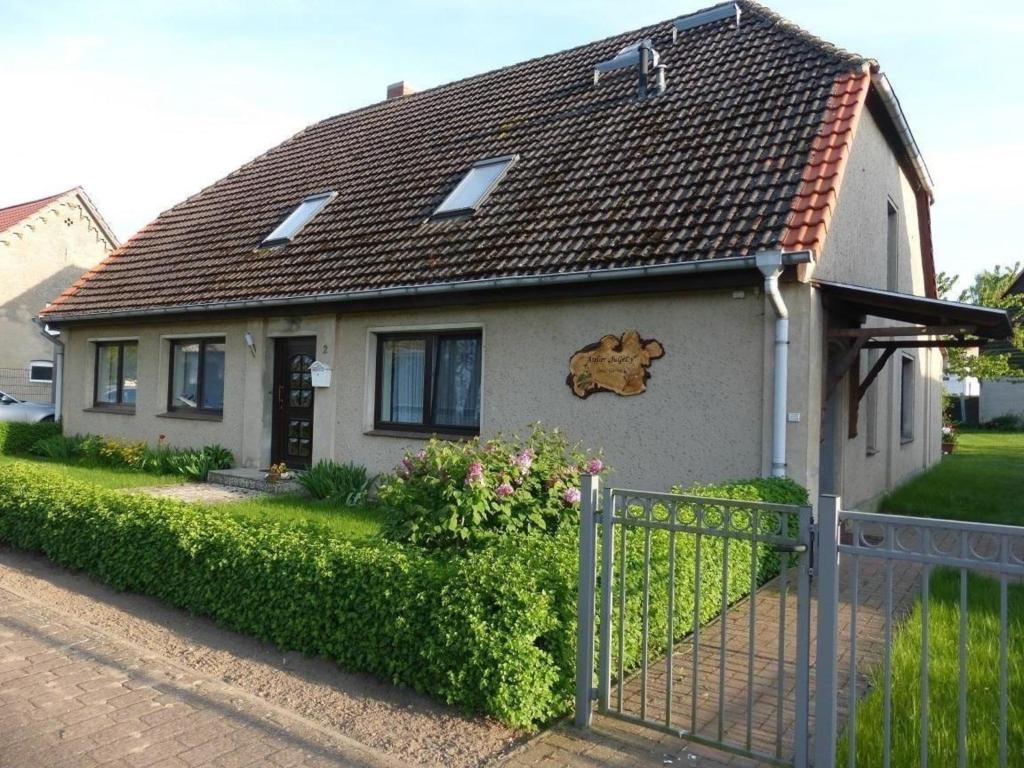 una pequeña casa con una valla delante de ella en Schöne Wohnung in Domsühl en Domsühl
