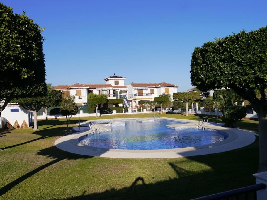 ein großer Pool inmitten eines Parks in der Unterkunft Sunny days apartment in Playas de Vera