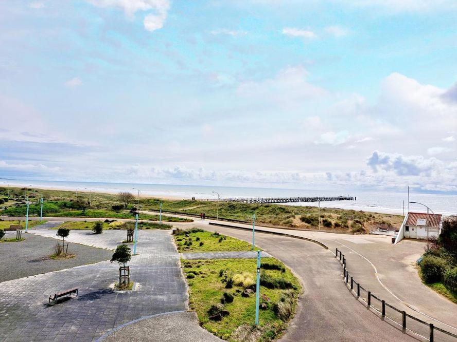 une vue d'un parc à côté de l'océan dans l'établissement SUPERBE VUE SUR MER ARC EN CIEL, à Saint-Jean-de-Monts