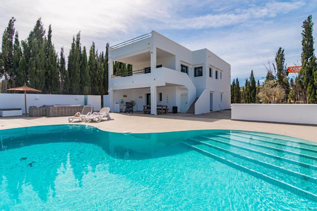 een villa met zwembad voor een huis bij Casa Scorpio in Jávea