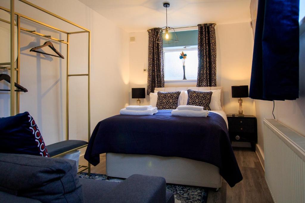 um quarto com uma cama e uma janela em Moray Court Chester City Centre Studio Apartment by Rework Accommodation em Chester