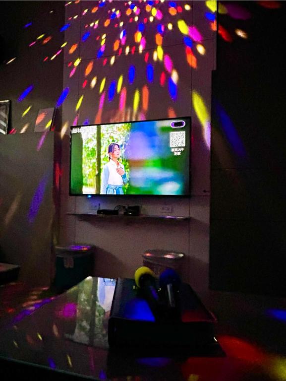TV a/nebo společenská místnost v ubytování 澎湖菊舍民宿二館