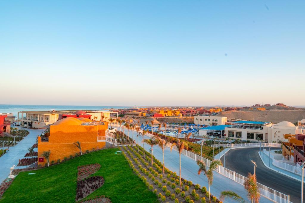 una vista aérea de una ciudad con el océano en Pickalbatros Vita Resort - Portofino Marsa Alam en Abu Dabab