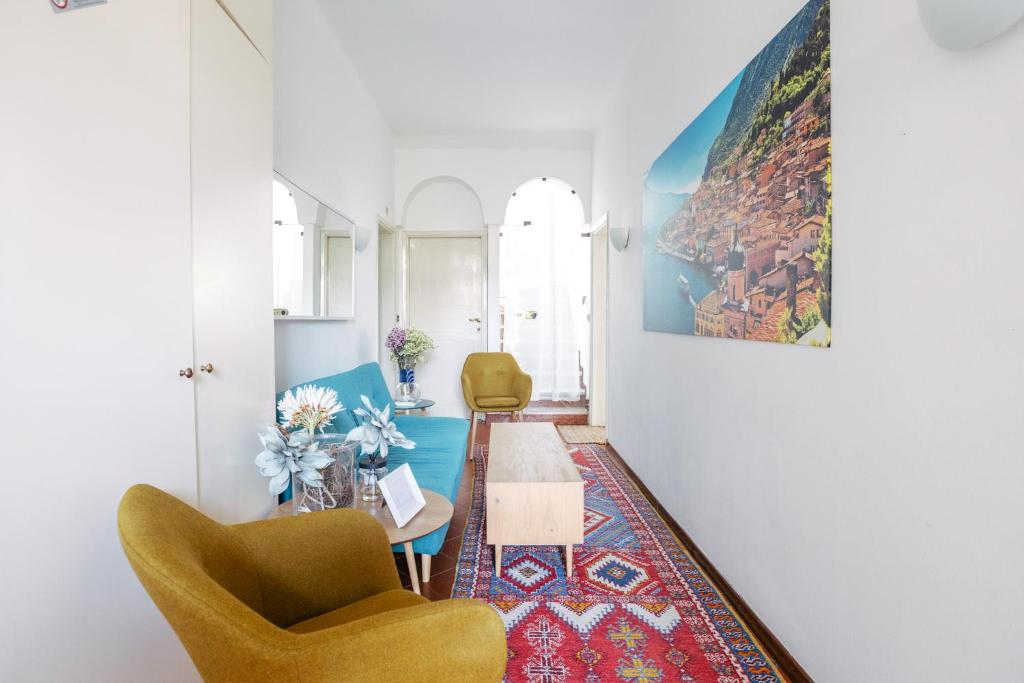 sala de estar con 2 sillas y mesa en Bed&Breakfast Relax In The Lake, en Desenzano del Garda