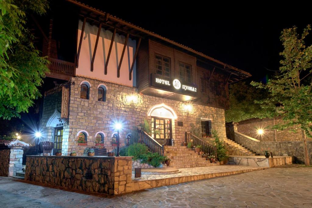 um edifício com escadas que o conduzem à noite em Hotel Izvora 2 em Arbanasi