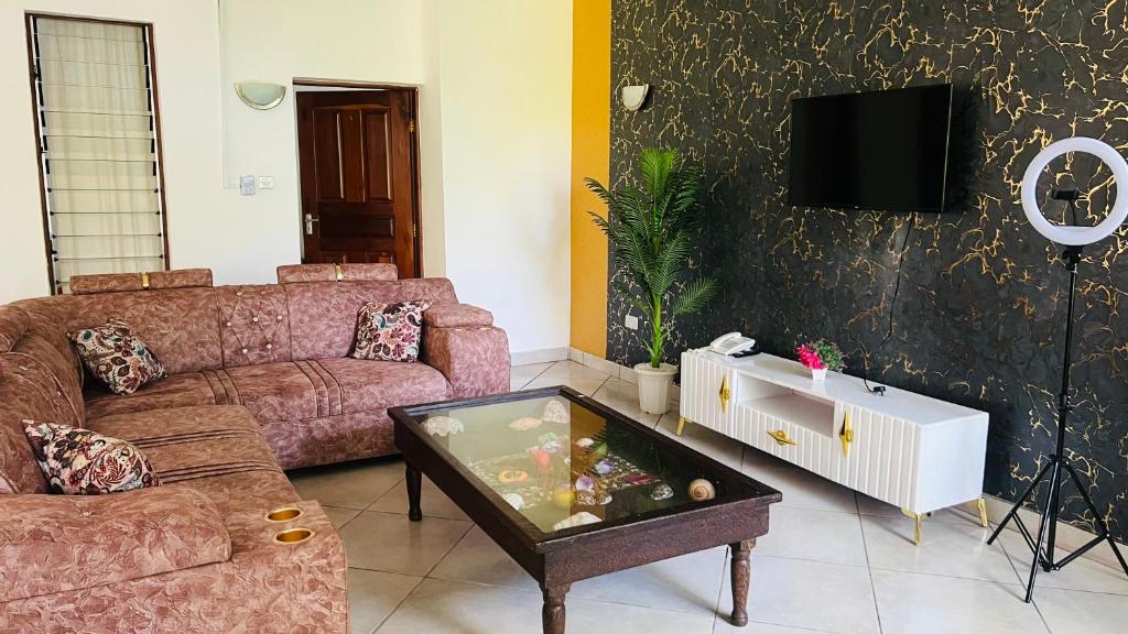 sala de estar con sofá y pecera. en Pretty Holiday Homes, en Mombasa