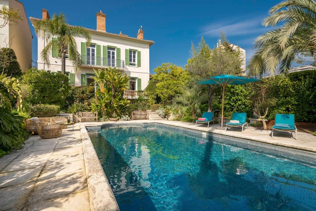 een zwembad voor een huis bij Cannes centre maison bourgeoise in Cannes