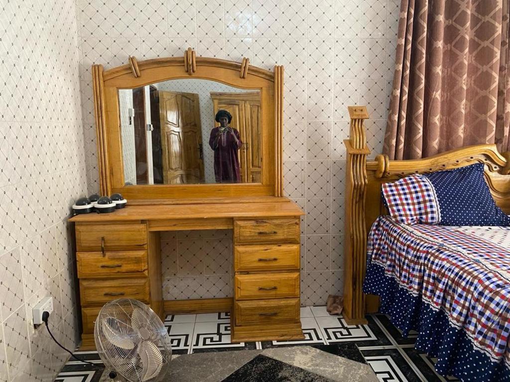 osoba robiąca zdjęcie lustra w sypialni w obiekcie The Girls Guest house w mieście Bandżul