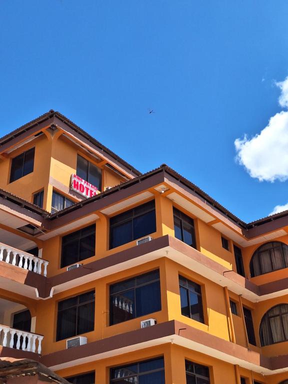 un edificio amarillo con un cielo azul en el fondo en King Palace Hotel, en Dar es Salaam