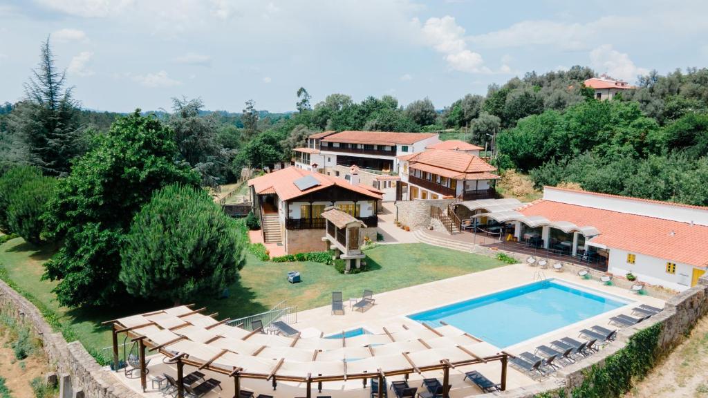 una vista aérea de una casa con piscina en Quinta do Burgo - Nature Hotel, en Amares