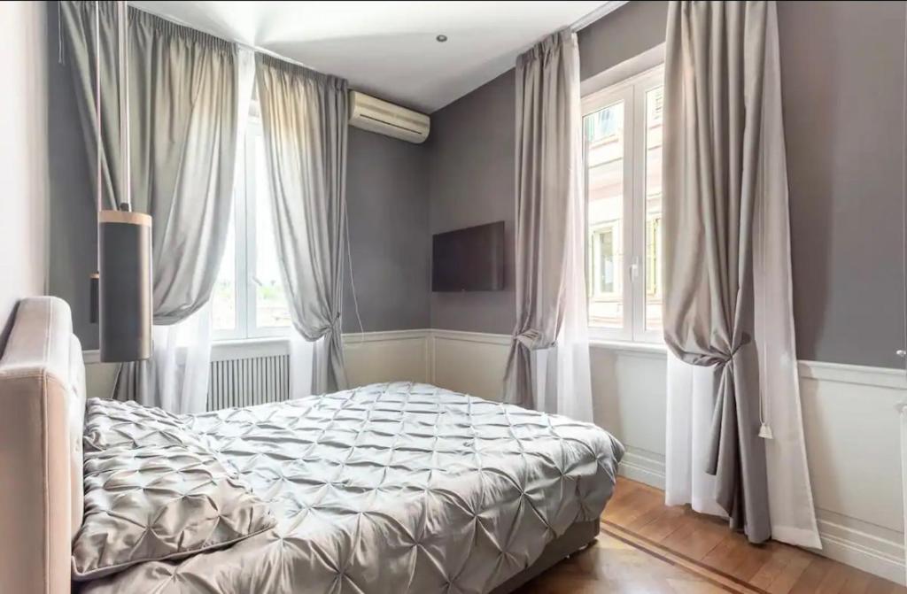 ein Schlafzimmer mit einem Bett und einem großen Fenster in der Unterkunft VaticanHome51 in Rom